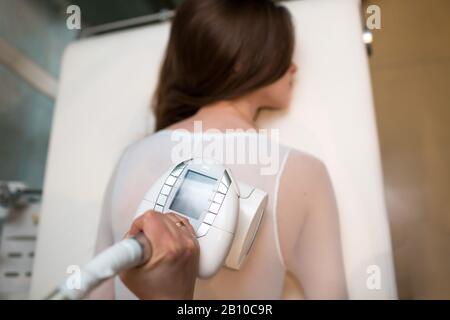 Procédure de massage de la jeune femme et du GPL dans une clinique de spa. Processus d'appareil de massage de drainage lymphatique GPL. Banque D'Images