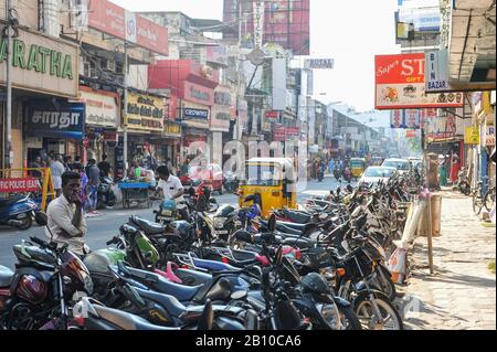 Pondichéry, INDE - février 2020: Stationnement complet à vélo dans la rue Nehru. Banque D'Images