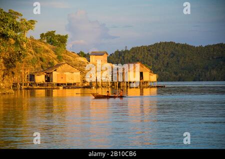 Village avec maisons à pilotis des nomades de la mer de Bajau, île de Malenge, îles Togiennes, Sulawesi, Indonésie Banque D'Images