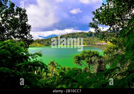 Lac Danau Linow, Tondano Caldera, Sulawesi, Indonésie Banque D'Images