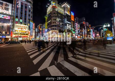 Activité animée à une intersection à Tokyo, Japon Banque D'Images