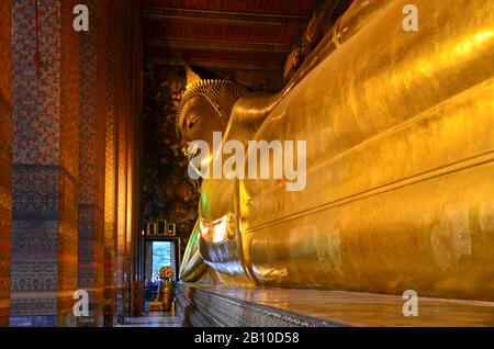 Bouddha couché du Wat Pho temple, Bangkok, Thaïlande Banque D'Images