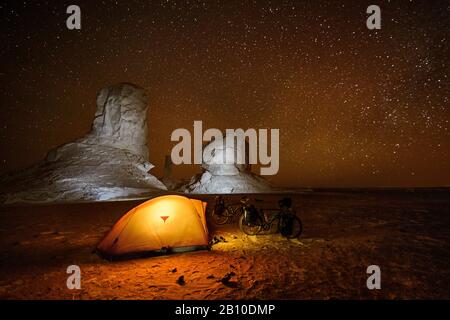 Camping dans le désert blanc, Sahara, Egypte Banque D'Images