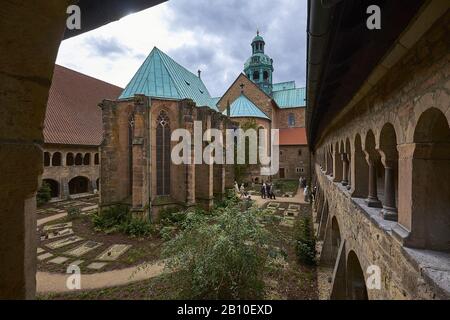 Cour intérieure du cloître de la Mariendom à Hildesheim, Basse-Saxe, Allemagne Banque D'Images