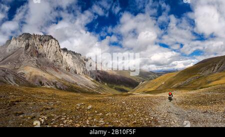 Cyclisme sur une montagne lointaine passe sur le plateau tibétain, province du Sichuan, Chine Banque D'Images