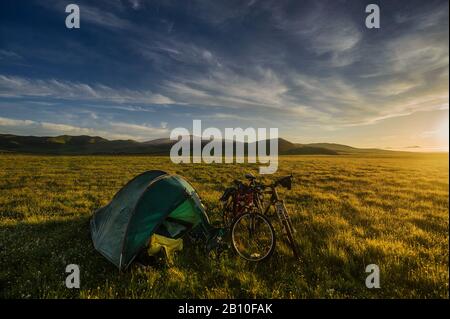 Camping dans les prés du plateau tibétain, province du Sichuan, Chine Banque D'Images