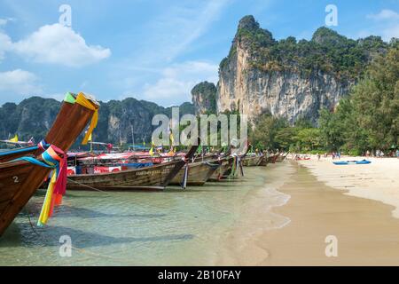 Bateaux de pêche sur la plage à Rai Leh, Railay, Krabi, Thaïlande Banque D'Images