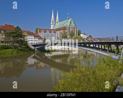 Pont au-dessus de la rivière Neisse à la vieille ville avec l'église Saint-Pierre et Paul à Görlitz, Saxe, Allemagne Banque D'Images