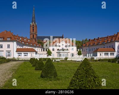 Am Rosengarten Im Colère Avec L'Église Saint-Gertraud De Francfort (Oder), Brandebourg, Allemagne Banque D'Images