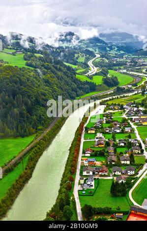 Vue aérienne sur la paisible campagne autrichienne Banque D'Images