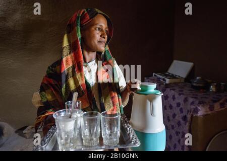 Femme nubienne au Sahara, Soudan Banque D'Images