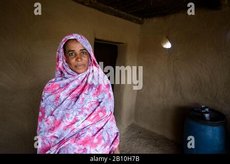 Femme nubienne au Sahara, Soudan Banque D'Images