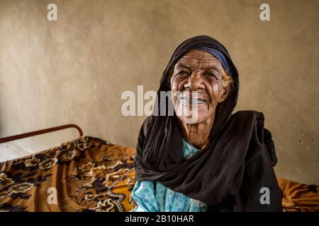 Nubian femme avec des cicatrices sur son visage pour montrer la beauté, Soudan Banque D'Images