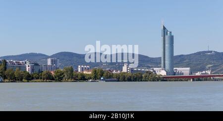 Vienne, Autriche - 4 septembre 2019 : gratte-ciel de 50 étages de la Tour du Millénaire sur le Danube. Édifice moderne donnant sur le centre-ville de Vienne. Banque D'Images