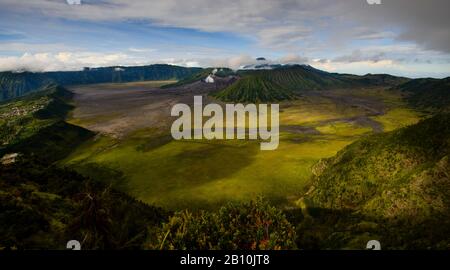 Cratère actif de Bromo sur la gauche, volcan Batok devant et volcan Semeru derrière, Parc national Bromo Tengger Semeru, île Java, Indonésie Banque D'Images