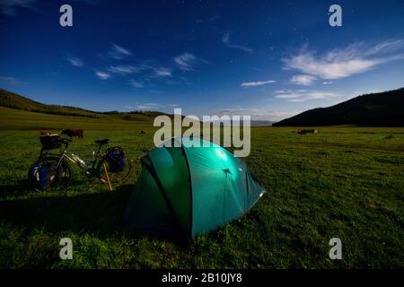 Camping dans la steppe de Mongolie, Mongolie Banque D'Images