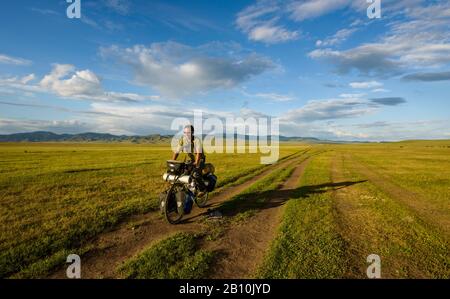 Le vélo dans la steppe de Mongolie, Mongolie Banque D'Images