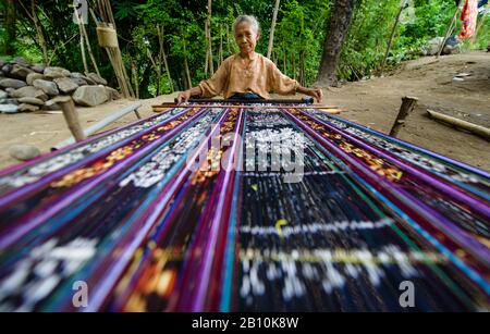 Une femme du Timor occidental travaille sur un Ikat, Indonésie Banque D'Images