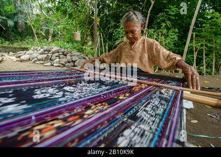 Une femme du Timor occidental travaille sur un Ikat, Indonésie Banque D'Images