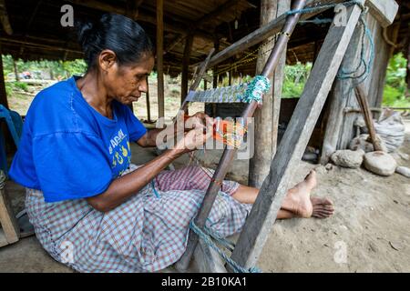 Une femme du Timor occidental travaille sur un Ikat, Indonésie Banque D'Images