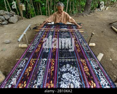 Une femme du Timor occidental travaille sur un Ikat, Indonésie Banque D'Images