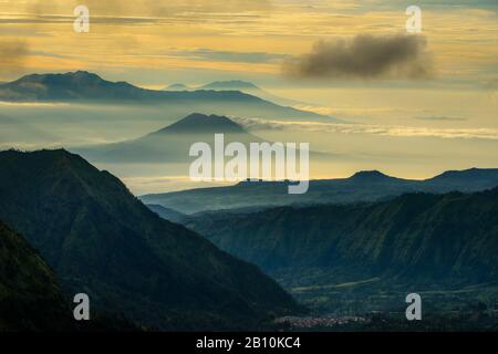 Cratère actif de Bromo sur la gauche, volcan Batok devant et volcan Semeru derrière, Parc national Bromo Tengger Semeru, île Java, Indonésie Banque D'Images