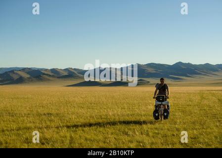 Le vélo dans la steppe de Mongolie, Mongolie Banque D'Images