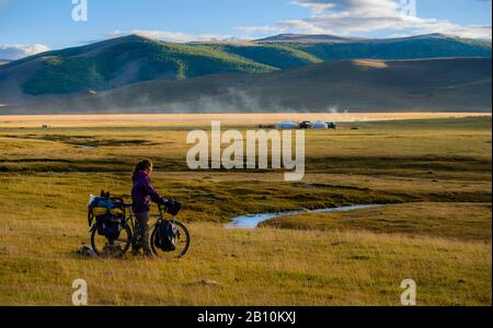 Le vélo dans la steppe de Mongolie, Mongolie Banque D'Images