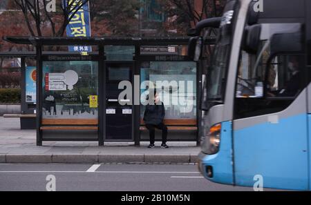 Séoul, Corée Du Sud. 21 février 2020. Une femme attend un autobus dans le district de Jongno, à Séoul, en Corée du Sud, le 21 février 2020. La Corée du Sud a confirmé samedi 142 autres cas de COVID-19, portant le nombre total d'infections à 346. Crédit: Wang Jingqiang/Xinhua/Alay Live News Banque D'Images