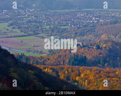 Vue depuis le Gobert dans la vallée de la Werra avec le château de Rothestein et Bad Soden- Allendorf, Hesse, Allemagne Banque D'Images