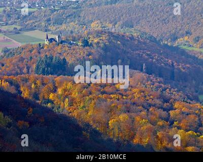 Vue depuis le Gobert dans la vallée de la Werra avec le château de Rothestein et Bad Soden- Allendorf, Hesse, Allemagne Banque D'Images