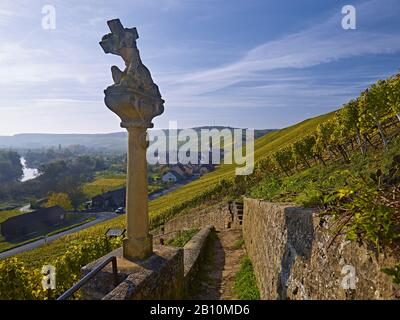 Chemin de la Croix dans les vignes près d'Escherndorf, Mainfranken, Bavière, Allemagne Banque D'Images