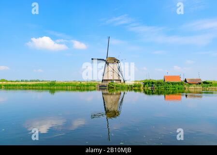 Les moulins à vent et la réflexion sur l'eau à Kinderdijk, site classé au patrimoine mondial de l'UNESCO à Rotterdam, Pays-Bas Banque D'Images