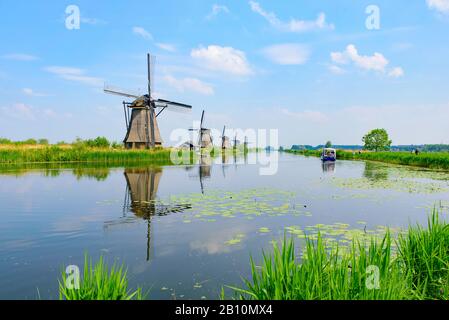 Les moulins à vent et la réflexion sur l'eau à Kinderdijk, site classé au patrimoine mondial de l'UNESCO à Rotterdam, Pays-Bas Banque D'Images