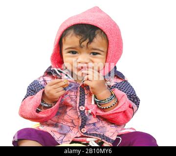 Un enfant ou un bébé asiatique qui mange des fruits barry en hiver, un enfant ou un bébé en portrait ou en gros plan, Portrait d'un enfant souriant heureux isolé sur la ba blanche Banque D'Images