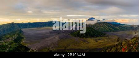 Cratère actif de Bromo sur la gauche, volcan Batok devant et volcan Semeru derrière, Parc national Bromo Tengger Semeru, île Java, Indonésie Banque D'Images