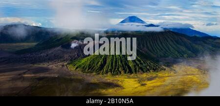 Cratère actif de Bromo sur la gauche, volcan Batok devant et volcan Semeru derrière, Parc national Bromo Tengger Semeru, île Java, Indonésie Banque D'Images