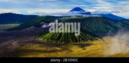 Cratère actif de Bromo sur la gauche, volcan Batok devant et volcan Semeru derrière, Parc national Bromo Tengger Semeru, île Java, Indonésie Banque D'Images