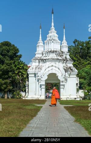 Porte et moine au temple Wat Phra Singh, Chiang Mai, Thaïlande Banque D'Images