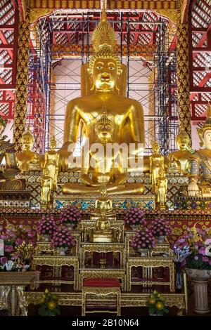 Autel et statue de Bouddha d'or au temple de Viharn Luang, Chiang Mai, Thaïlande Banque D'Images