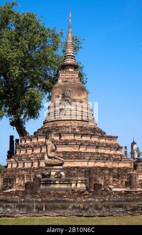 Chedi dans le parc historique de Sukhhothai, site classé au patrimoine mondial de l'UNESCO, Thaïlande Banque D'Images