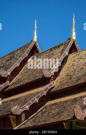 Toit de l'Ubosot dans le temple Wat Phra Singh, Chiang Mai, Thaïlande Banque D'Images