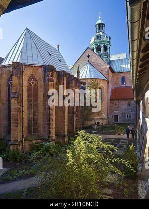 Cour intérieure du cloître de la Mariendom à Hildesheim, Basse-Saxe, Allemagne Banque D'Images