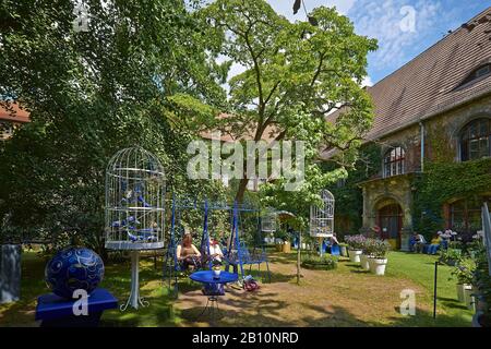 Jardin de la cour de la Neue Residenz à Halle / Saale, Saxe-Anhalt, Allemagne Banque D'Images