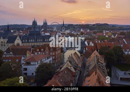 Vue sur Erfurt avec la roue ferris, la cathédrale et Severikirche jusqu'à Oktoberfest, Thuringe, Allemagne Banque D'Images