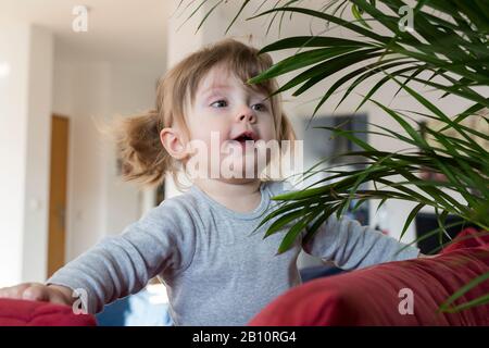 Petite fille joue avec la maison Banque D'Images