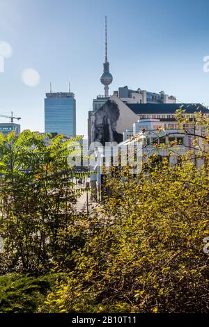 Prenzlauer Allee, Prenzlauer Berg, vue vers le centre de la tour de télévision et Park Inn, juste sur l'art de la rue par JR, Berlin, Allemagne Banque D'Images