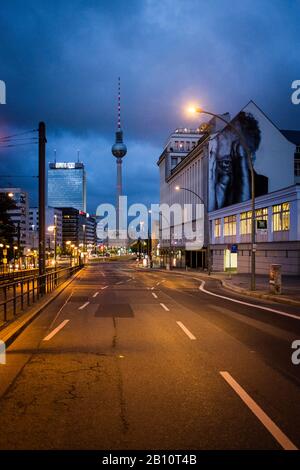 Prenzlauer Allee, Prenzlauer Berg, vue vers le centre de la tour de télévision et Park Inn, juste sur l'art de la rue par JR, Berlin, Allemagne Banque D'Images