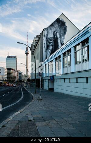 Prenzlauer Allee, Prenzlauer Berg, vue vers le centre de la tour de télévision et Park Inn, juste sur l'art de la rue par JR, Berlin, Allemagne Banque D'Images