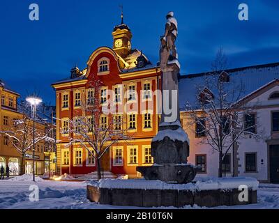 Hôtel de ville sur la place du marché avec fontaine d'armurers à Suhl, Thuringe, Allemagne Banque D'Images